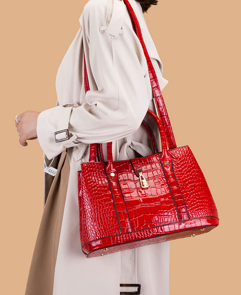 استایل زنانه با کیف قرمز